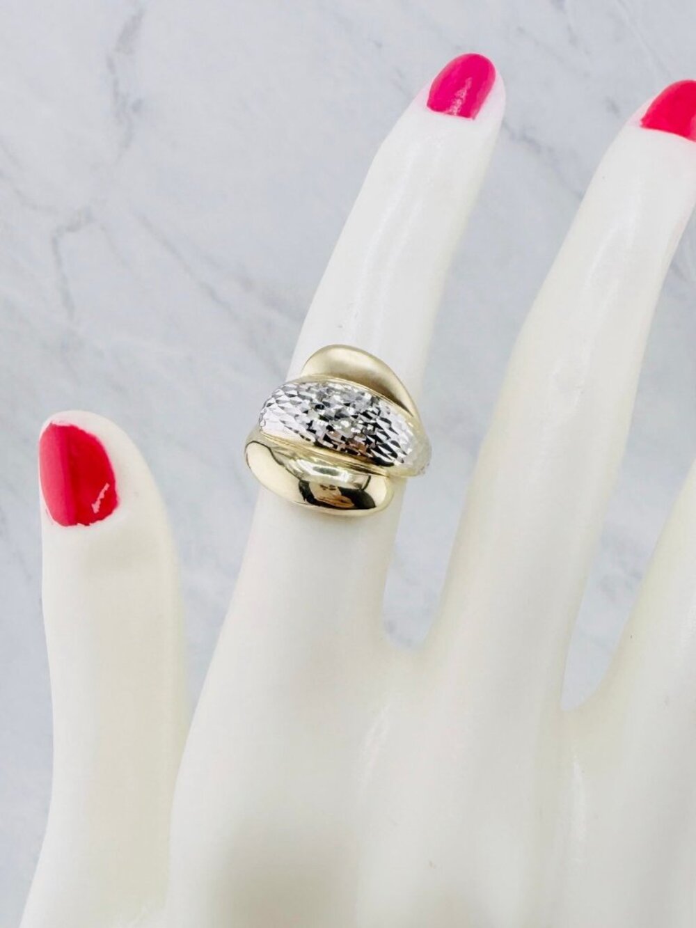 10K Gold Dome Ring – Abstract Dome Design  - Anillo en oro